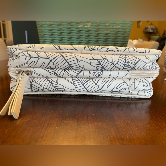 Tender Love Carry Hanging Travel Bag, Toiletry Bag, Makeup Bag for Women - Picture 4 of 11